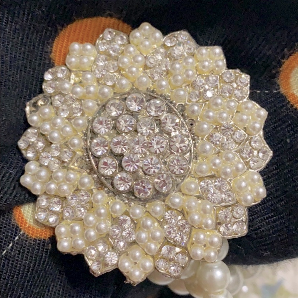 🌟BROOCH Stylish cape,pearl RESERVED 🌺🌺